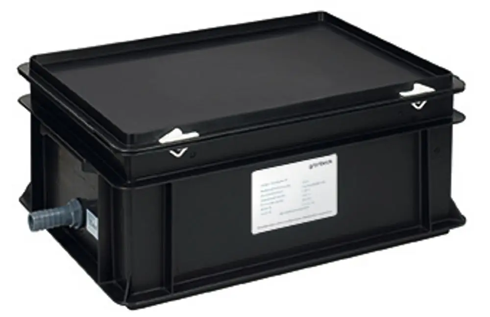 Schwarze Kunststoffbox mit Deckel und seitlichem Anschluss, gekennzeichnet mit einem Etikett. Produkt von Grünbeck, zur Neutralisation verwendet.